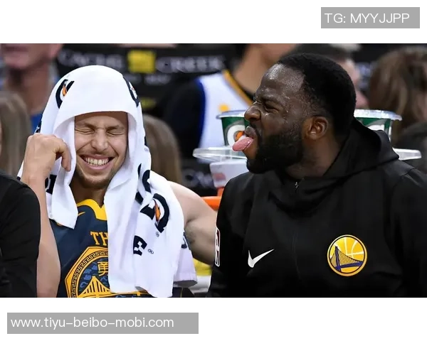 库里已下场邓恩依然保持警惕防守展现职业精神与团队意识 库里已下场邓恩依然保持警惕防守展现职业精神与团队意识