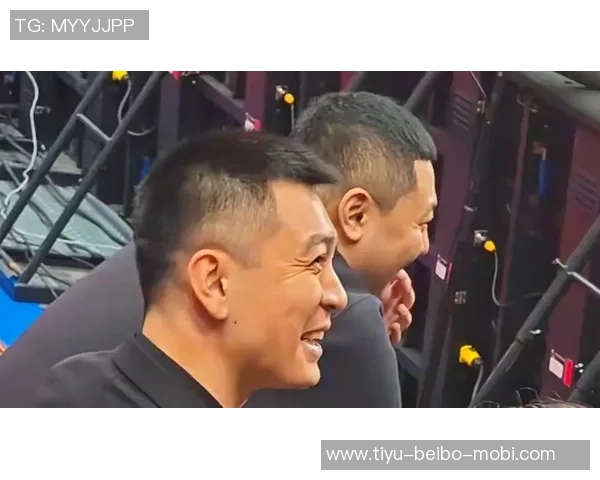 杨鸣工作室力挺遭驱逐的2T：勇于表达与行动的精神值得赞赏